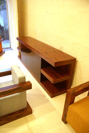 Sideboard folheado e lacado a preto, gaveta de  talheres, gaveta de toalhas